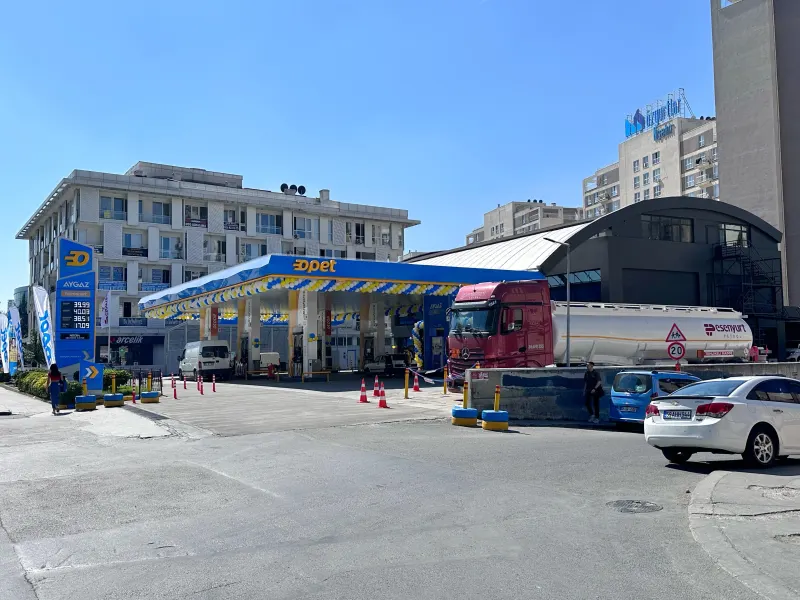 Doğan Araslı Bulvarı üzerindeki Opet bayisi akaryakıt istasyonu