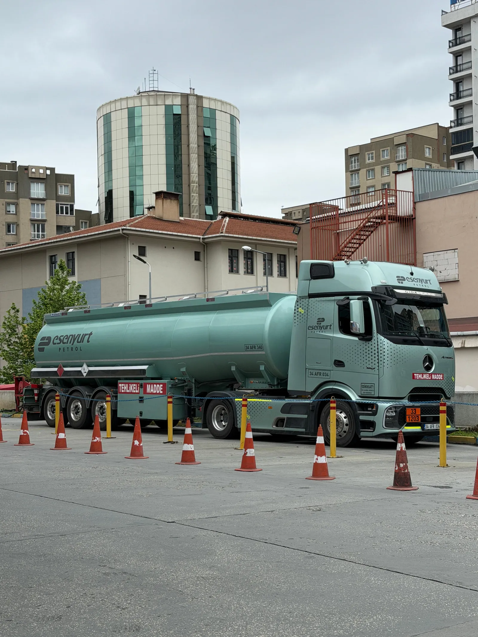Esenyurt Petrol akaryakıt tankeri yan görünüm